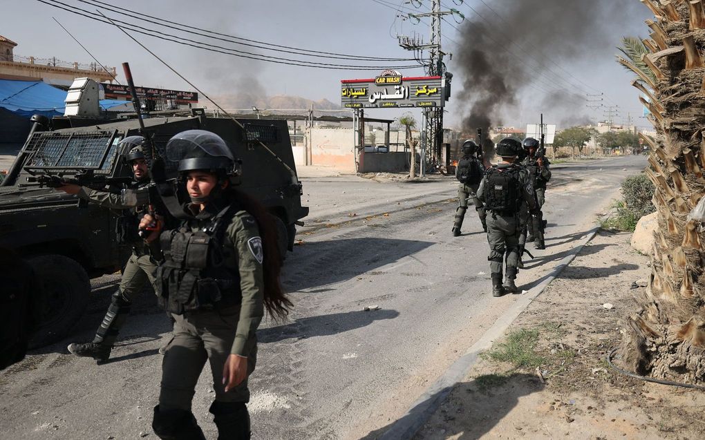 Israëlische veiligheidstroepen komen in botsing met Palestijnse jongeren. beeld AFP, Ahmad Gharabli