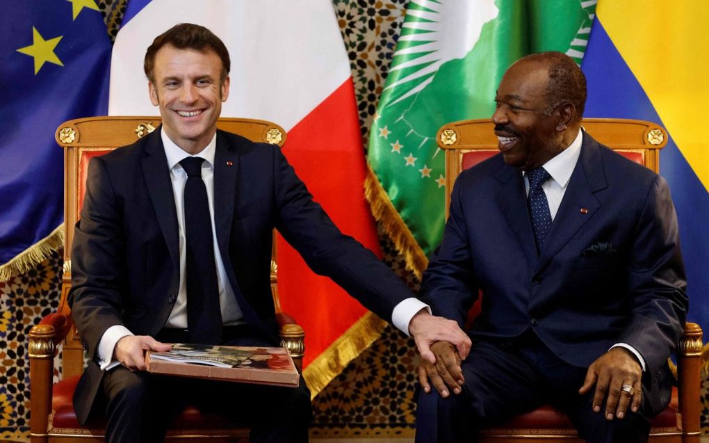 Macron (l.), woensdag met president Ali Bongo Ondimba van Gabon. beeld AFP, Ludovic Marin