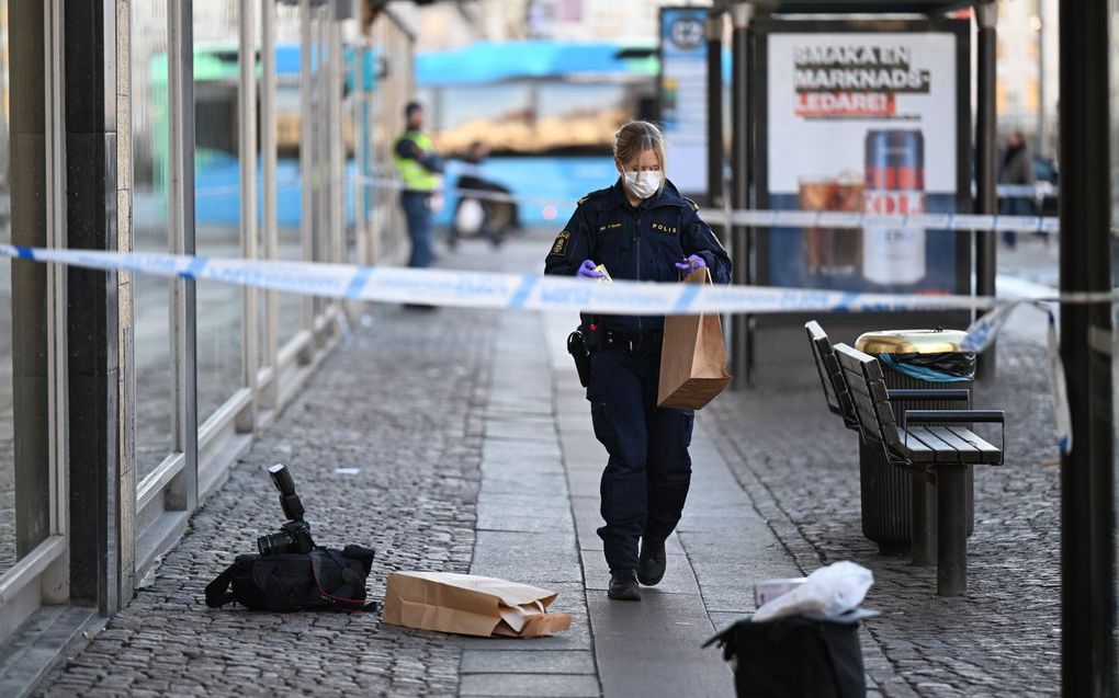 Een forensisch politieagent onderzoekt een afgezet gebied nadat een kind was neergestoken in Brunnsparken, in het centrum van Göteborg, Zweden. beeld EPA, Bjorn Larsson Rosvall