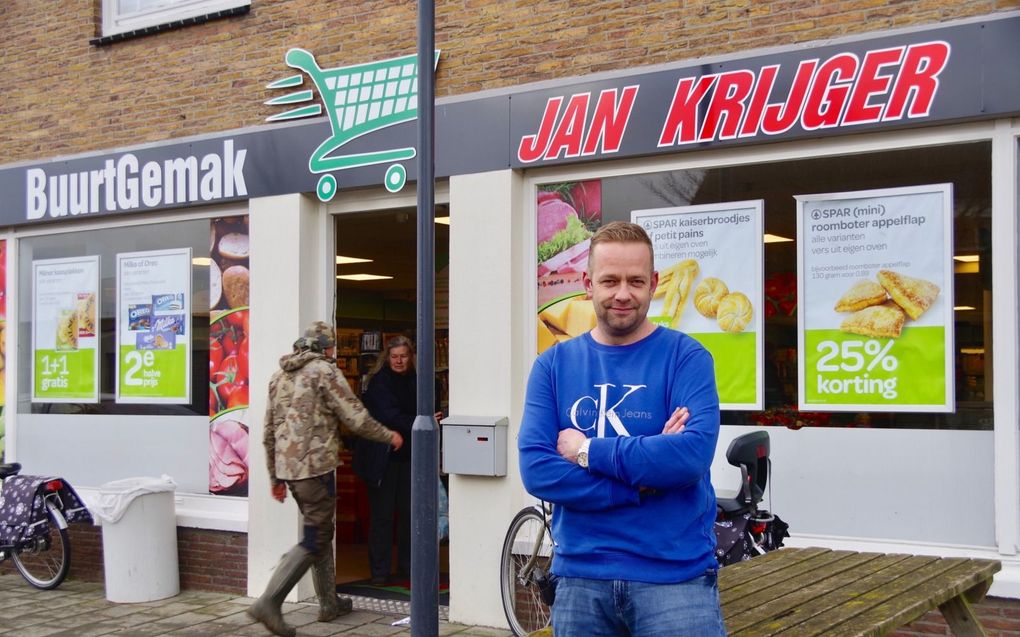 Na 21 jaar sluit Jan Krijger zijn supermarkt aan de Wielingenstraat in Borssele. beeld Van Scheyen Fotografie