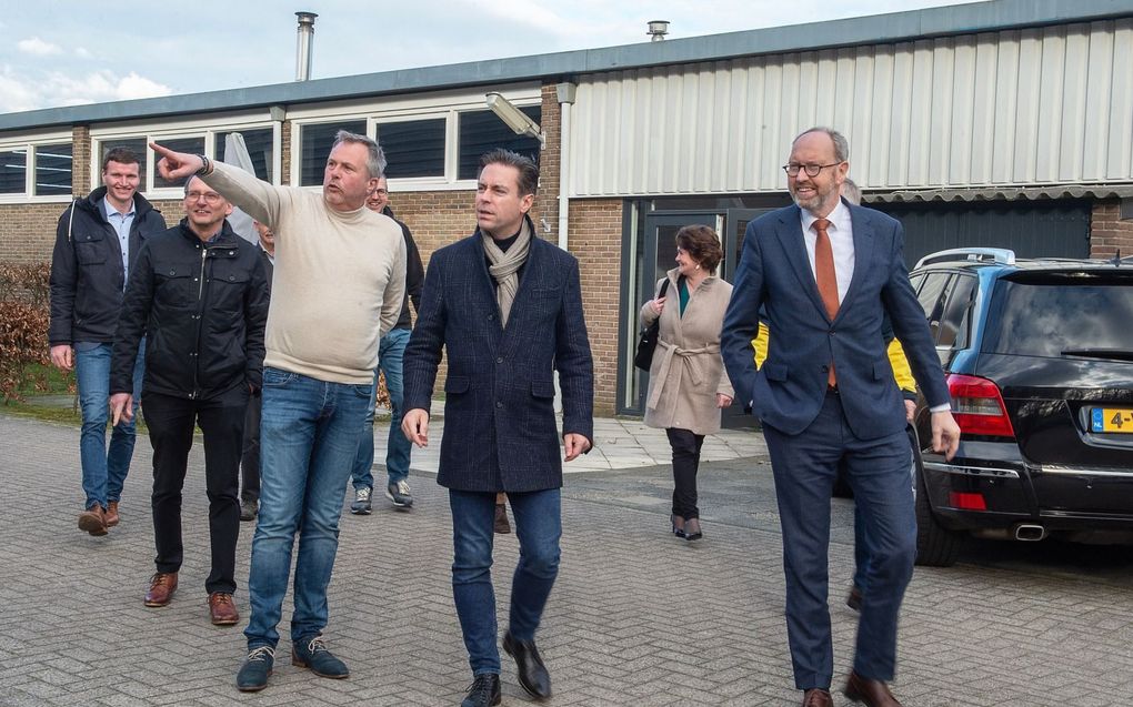 Lijstrekker Jan Hartog (rechts) bezoekt met Chris Stoffer Ter Apel, waar de toekomstige Nedersaksenlijn doorheen zal lopen. beeld Jan Anninga