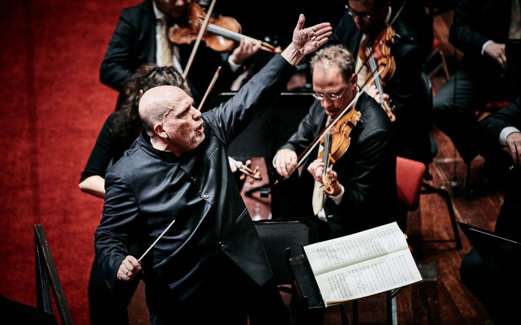 Jaap van Zweden in actie in het Concertgebouw. beeld Eduardus Lee