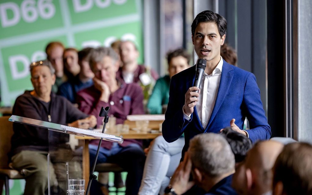 Klimaatminister Rob Jetten spreekt tijdens een zogenaamde klimaatpraat in The Greenhouse over de klimaatambities van D66 en wat er deze Provinciale Statenverkiezingen op het spel staat. Beeld ANP, ROBIN VAN LONKHUIJSEN