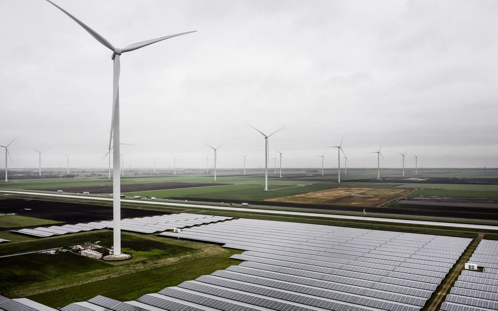 Park met zonnepanelen in Zuidbroek. beeld ANP, REMKO DE WAAL