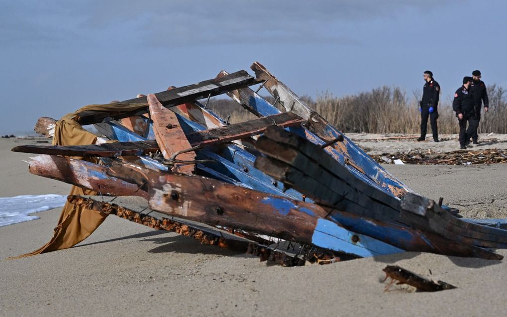 Wrakstukken van de vergane boot met migranten op de kust van Zuid-Italië. beeld EPA, Carmelo Imbesi