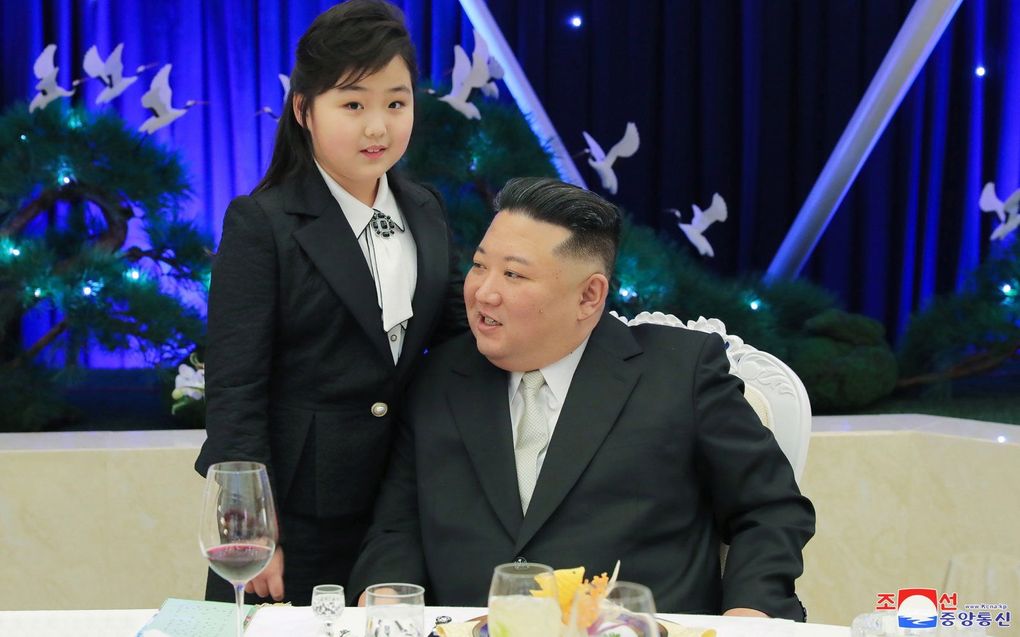 Een foto vrijgegeven door het officiële Noord-Koreaanse Centraal Nieuwsagentschap (KCNA) toont de Noord-Koreaanse leider Kim Jong-un (r.), en zijn dochter Kim Jue-ae (l.). beeld EPA, KCNA