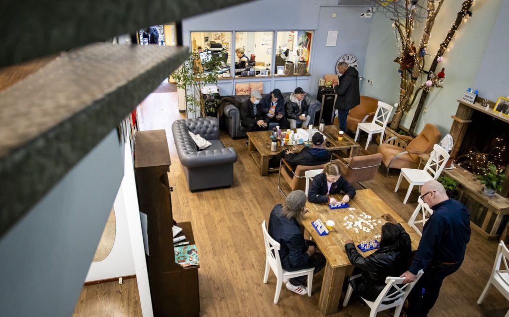 „Er zijn mooie voorbeelden van christenen die het verschil maken. Zo ondersteunt het Leger des Heils gezinnen, jongeren en ouderen bij wie het leven tegenzit. Foto: buurthuiskamer van het Leger des Heils in Delfshaven. beeld ANP, Sem van der Wal