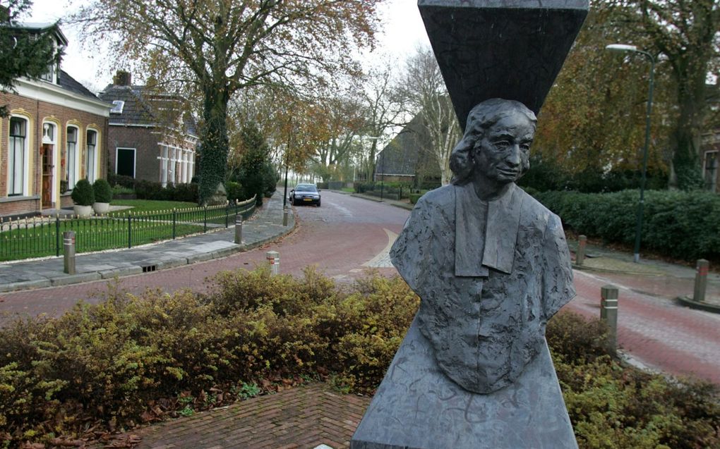 Standbeeld van Balthasar Bekker (1634-1698) in het Friese Metslawier. beeld RD, Anton Dommerholt