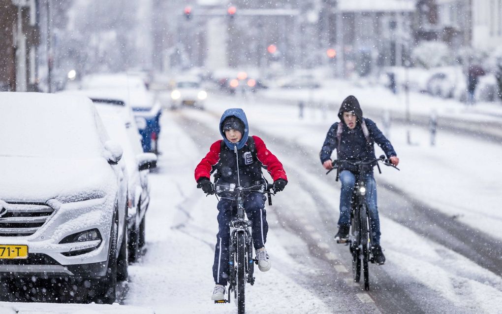 Kinderen fietsen naar school in Heerlen. beeld ANP, Marcel van Hoorn