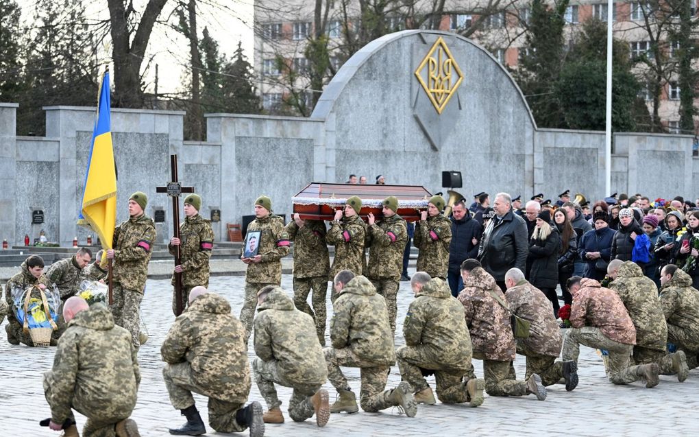 „De Bergrede betekent niet dat wie Oekraïne deels bezet de rest van het land aangeboden moet krijgen.” Foto: begrafenis van gesneuvelde Oekraïense militairen. beeld AFP, Yuriy Dyachyshyn