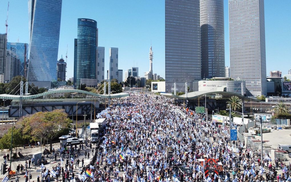 Protest in Tel Aviv tegen de voorgenomen juridische hervormingen. beeld EPA, Abir Sultan