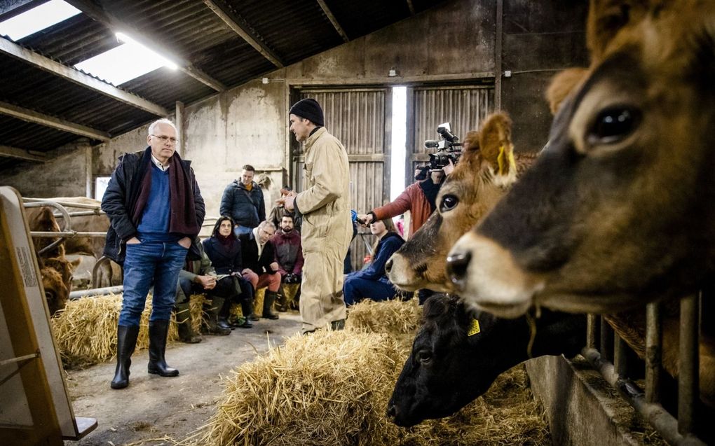 Landbouwminister Piet Adema tijdens een werkbezoek aan een boerenbedrijf. beeld ANP, Sem van der Wal