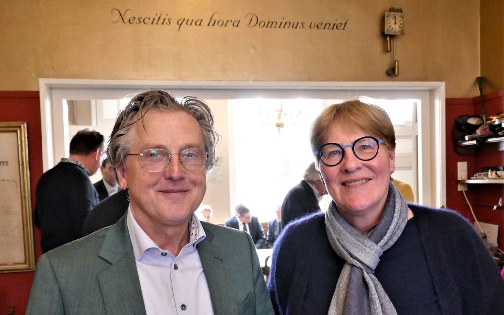 Dr. Arnold Smeets, de nieuwe voorzitter van de Vereniging van Nederlandse kerkgeschiedenis (l) en prof. dr. Mirjam de Baar, de vertrekkende voorzitter. Beeld Jan van Reenen