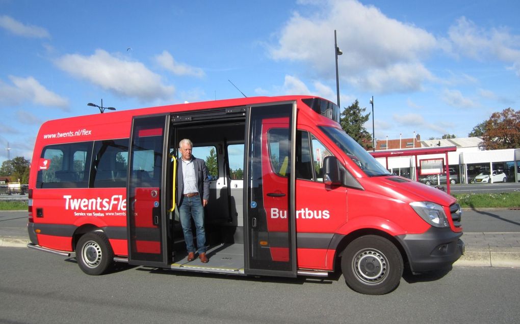 Theo Hagedoorn in de buurtbus van TwentsFlex. beeld TwentsFlex