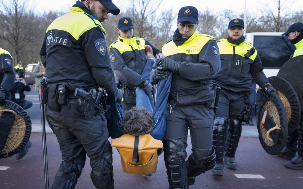 Klimaatactivisten van Extinction Rebellion bij de A12. beeld ANP, PHIL NIJHUIS