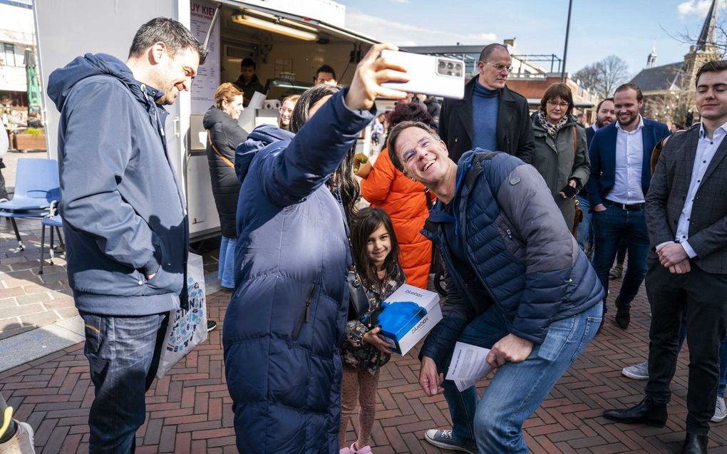 Premier Rutte voerde zaterdag campagne voor de Provinciale Statenverkiezingen van 15 maart, onder andere in Berkel en Rodenrijs. beeld ANP, Jeroen Jumelet