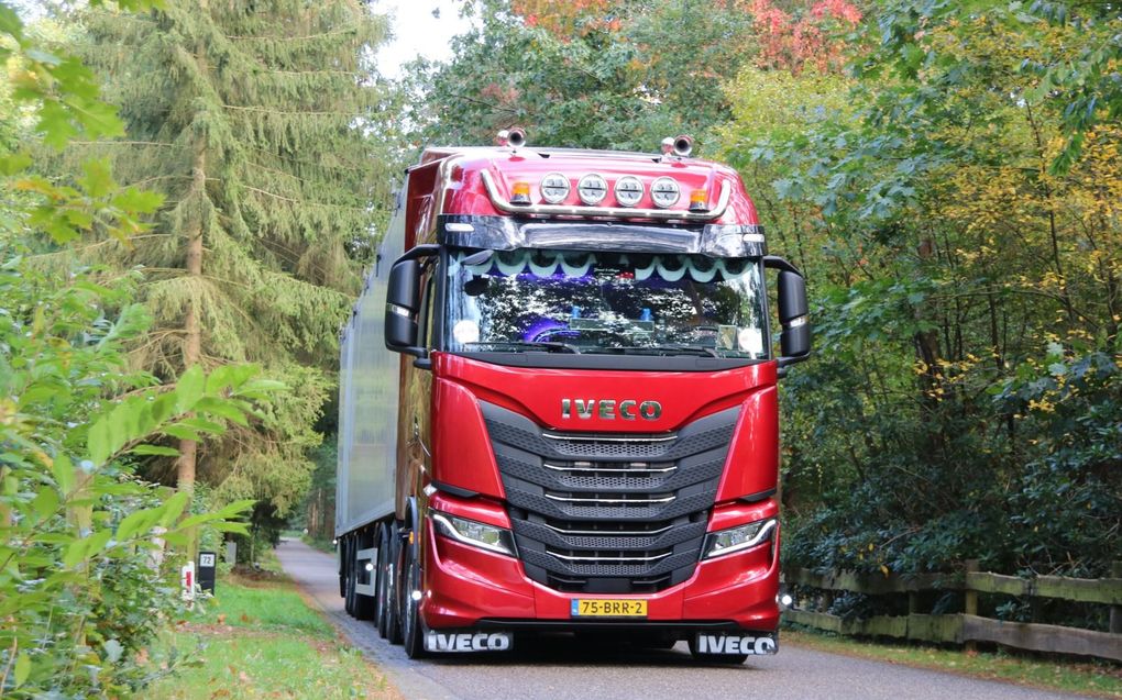 Gerard stuurt zijn Iveco naar café Mendel in Beekbergen. beeld Sjaak van de Groep