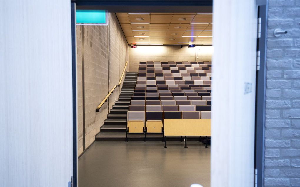 Een lege collegezaal van de Erasmus Universiteit Rotterdam. beeld ANP OLAF KRAAK