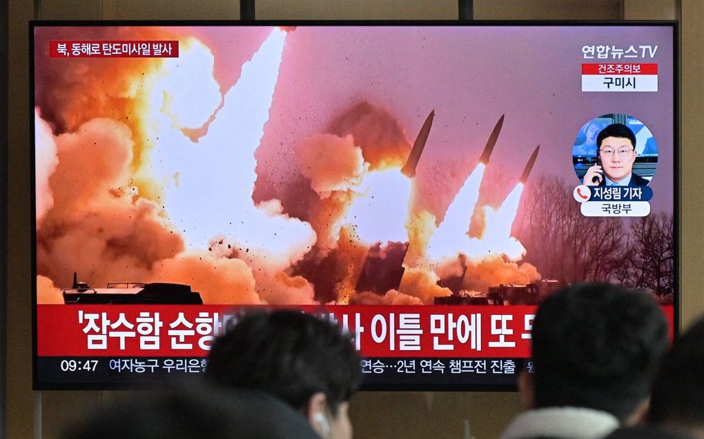 Een televisie op een treinstation in het Zuid-Koreaanse Seoul toont archiefbeelden van een Noord-Koreaanse raketproef. beeld AFP, Anthony WALLACE