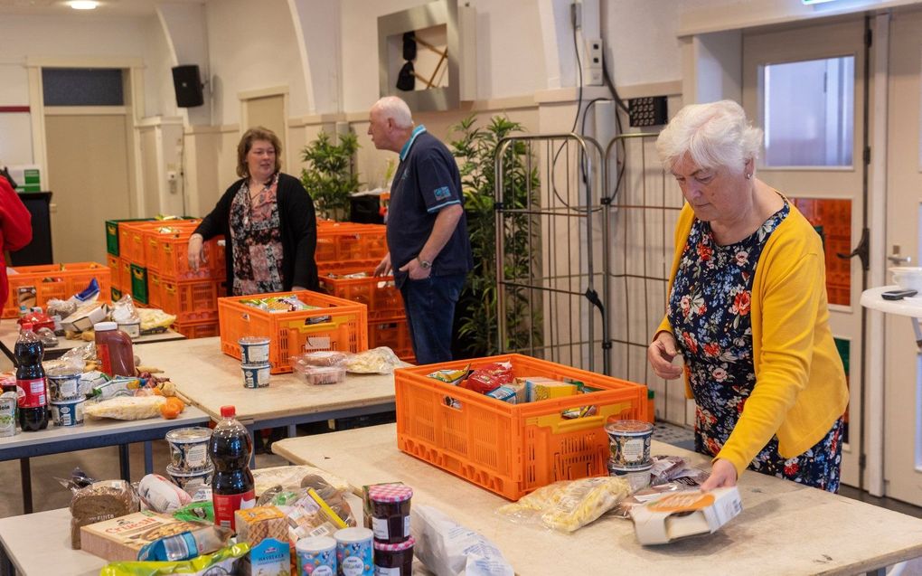 Uitdeelpunt van de voedselbank in de Maranathakerk in Rotterdam. beeld Roel Dijkstra