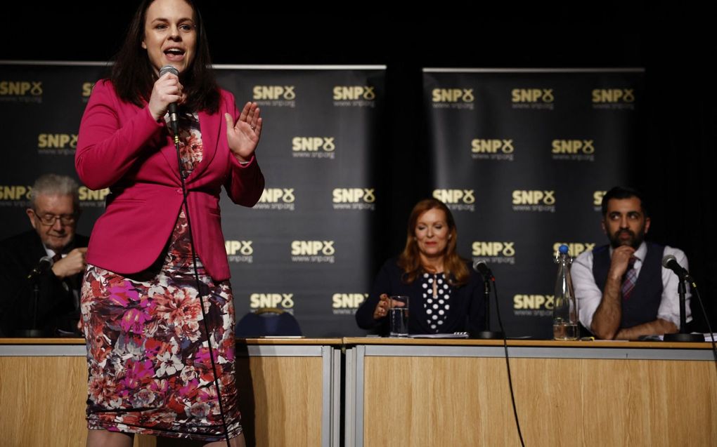 Kate Forbes spreekt tijdens een SNP Hustings-evenement in het Schotse Glenrothes. Helemaal rechts haar tegenstander Humza Yousaf, in het midden Ash Regan. beeld AFP, Jeff J. Mitchell