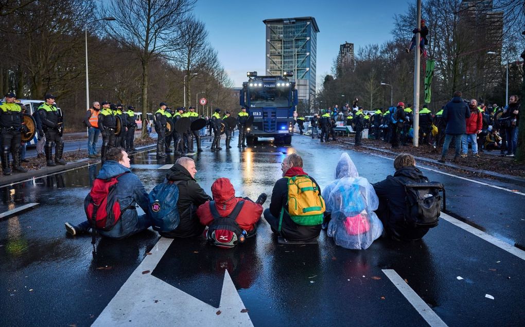 „Wie ziet hoe laat het is (23.55 uur) maakt haast. En doet dan dingen die in de regel niet kunnen en mogen.” Foto: activisten van Extinction Rebellion blokkeren de A12 in Den Haag. beeld ANP, Phil Nijhuis