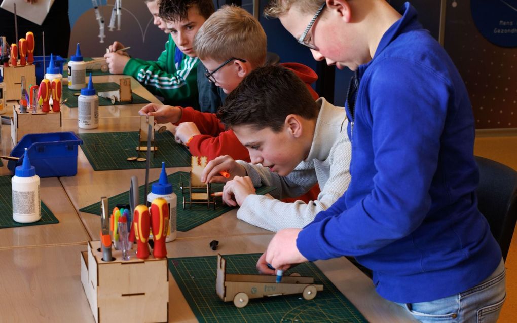 Basisscholieren van de Eliëzerschool in Zwolle zijn aan de slag in het recent geopende techlab op de Pieter Zandt scholengemeenschap in Kampen. Eén van de doelen van het techlab is om leerlingen al zo jong mogelijk te interesseren voor techniek. 
beeld Freddy Schinkel
