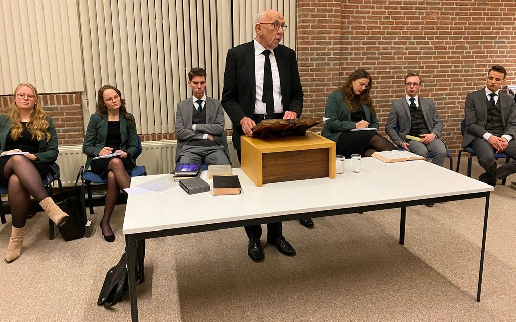 Ds. A. Schreuder spreekt voor Solidamentum over het lijden, beeld RD