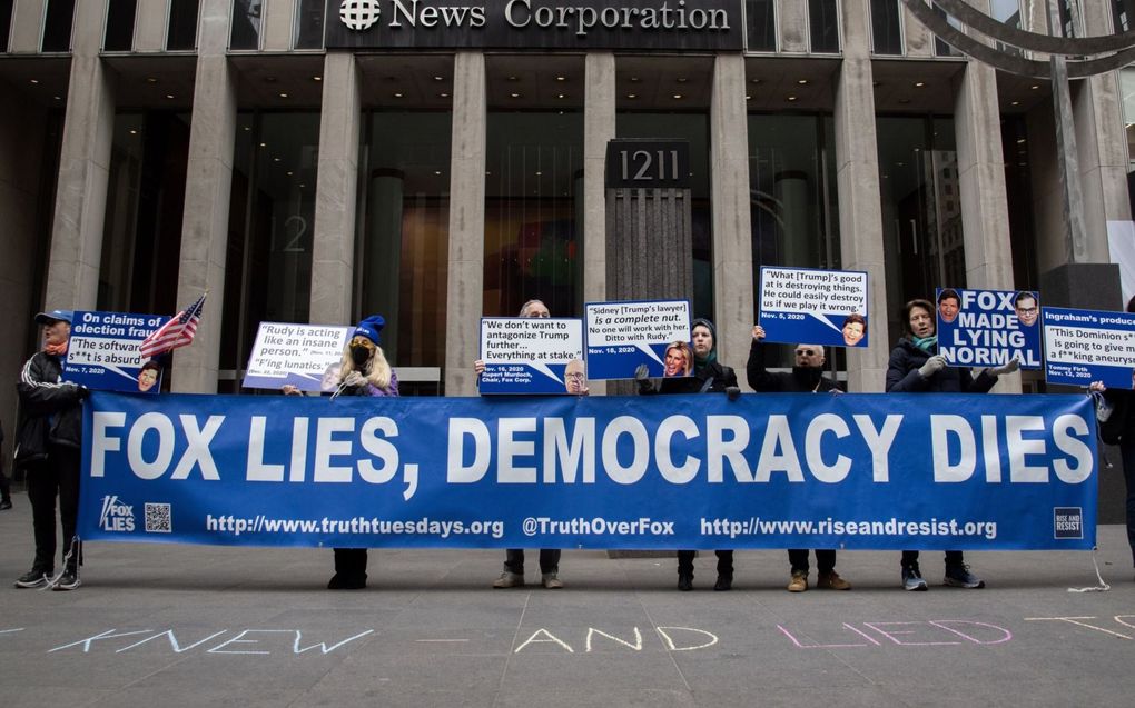 Demonstranten voor het Fox-hoofdkantoor in New York, 21 februari. Ze maken zich boos over de welbewuste misleiding van de zender rond de presidentsverkiezingen van 2020. beeld EPA, Sarah Yenesel