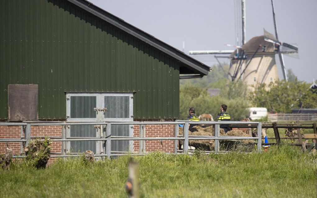 Agenten op de locatie van het schietincident in Alblasserdam, in mei 2022. beeld ANP, Sem van der Wal