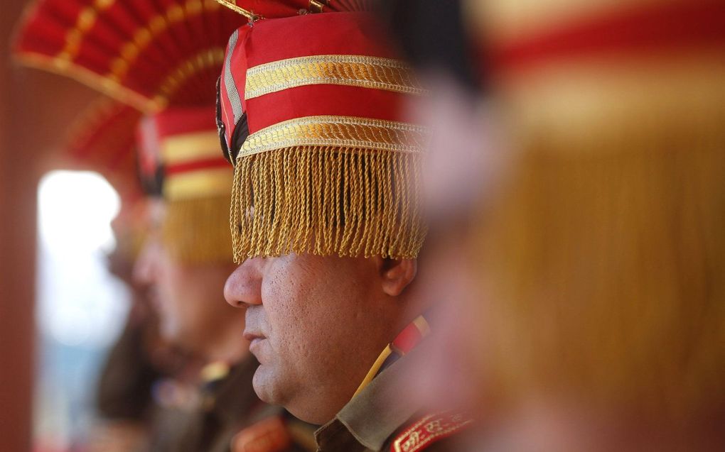 Leden van de Indiase grenswacht wonen een parade bij in Humhama, aan de rand van Srinagar, de zomerhoofdstad van Indiaas Kasjmir. beeld EPA, FAROOQ KHAN