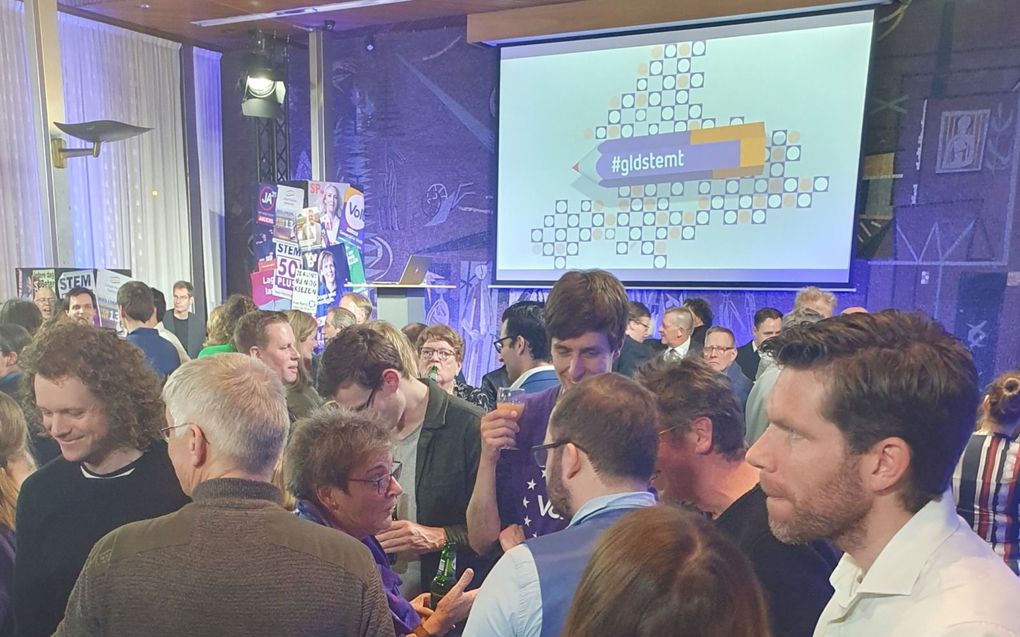 Bezoekers van de uitslagenavond in het provinciehuis van Gelderland wachten in spanning op de eerste verkiezingsresultaten.  beeld Jan Kas