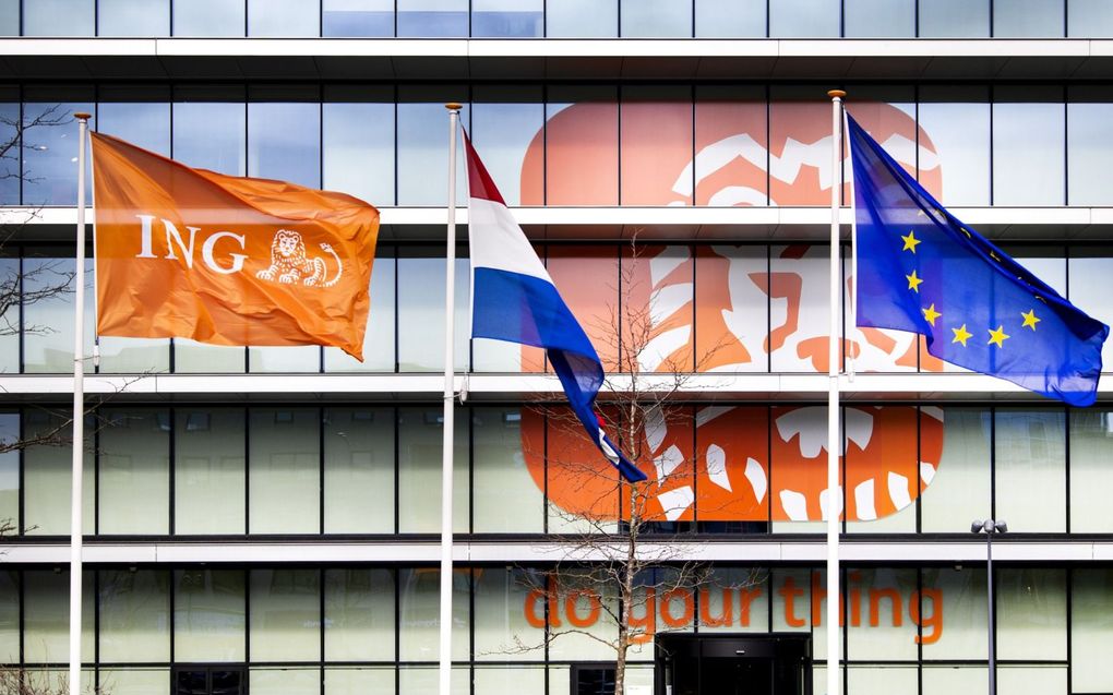 ING en ABN AMRO zijn donderdagmorgen weer omhooggegaan op de beurzen. De grootste Nederlandse banken kelderden woensdag nog bijna 10 procent door de zorgen over Credit Suisse. De belofte van de Zwitserse centrale bank om Credit Suisse te steunen zorgde echter voor opluchting bij beleggers. Foto: het hoofdkantoor van ING Group in Amsterdam. beeld ANP, Ramon van Flymen