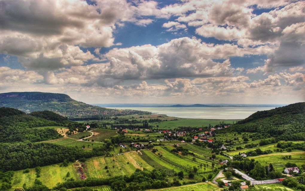 In 2018 maakt Zsuzsa Bánk met haar ouders nog een laatste tocht naar de geliefde vakantieplek van haar vader, het Balatonmeer in Hongarije. beeld Wikipedia, txd