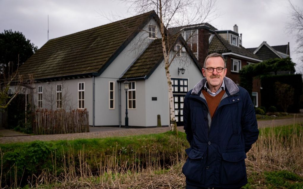 Huib de Vries bij de voormalige Gereformeerde Samenkomst in Alblasserdam. beeld Cees van der Wal