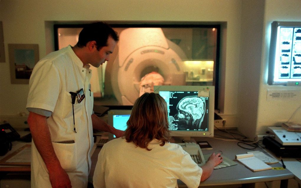 Radiologen in het Amsterdam UMC bekijken MRI-beelden. beeld ANP, Robert van den Berge