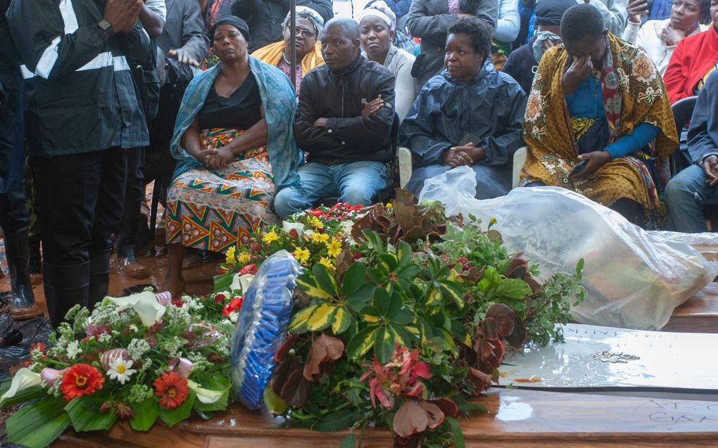 De president van Malawi, Lazarus Chakwera (l.), woont een massabegrafenis bij in de stad Blantyre. beeld AFP, Amos Gumulira