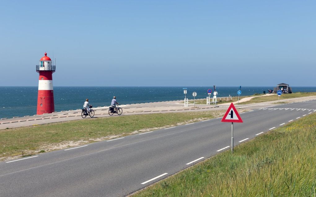 „Er zijn meer fietsmogelijkheden op de zeedijken dan ooit. Waar dat onevenredige schade aan de vogelstand veroorzaakte, zijn stukjes dijk afgesloten.” Foto: zeedijk bij Westkapelle. beeld iStock