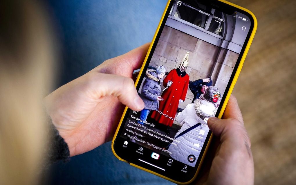 TikTok-filmpje. De app raakt in steeds meer landen uit de gratie, vanwege angst voor Chinese cyberspionage. beeld ANP, Remko de Waal