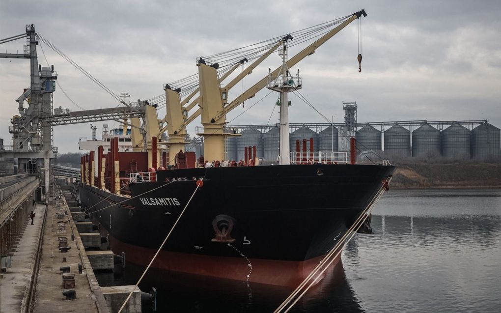 De bulkcarriër Valsamits laadt eind februari in de Oekraïense havenstad Tsjornomorsk, vlakbij Odessa, 25.000 ton tarwe met bestemming Kenia en 5000 ton bestemd voor Ethiopië. Het schip werd dankzij steun van onder meer Nederland gecharterd door de VN. beeld AFP, Oleksandr Gimanov