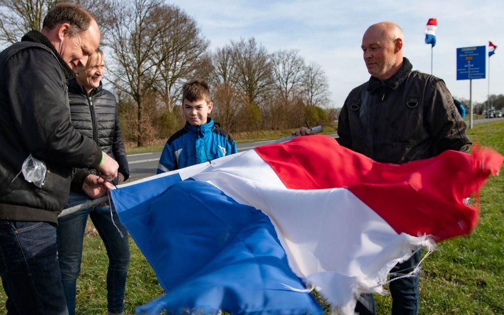 In heel Nederland hingen afgelopen maanden omgekeerde vlaggen. De verkiezingsuitslag geeft veel bezorgde boeren hoop. In het Overijsselse Nieuw Heeten bonden inwoners daarom de vlaggen weer goed aan stok. beeld Ruben Meijerink