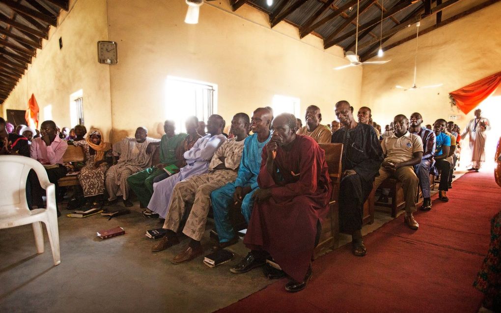 „Gelovigen van alle plaatsen en tijden zijn in Christus verbonden. Ze kennen elkaar niet persoonlijk, maar voelen wel verantwoordelijkheid voor de ander.” Foto: kerkdienst in Yola, Nigeria. beeld RD, Henk Visscher