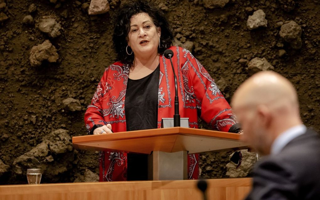 In een tot kimono vermaakte grote, rode boerenzakdoek kruiste Van der Plas kort voor de verkiezingen de degens met D66’er De Groot. beeld ANP, Robin van Lonkhuijsen