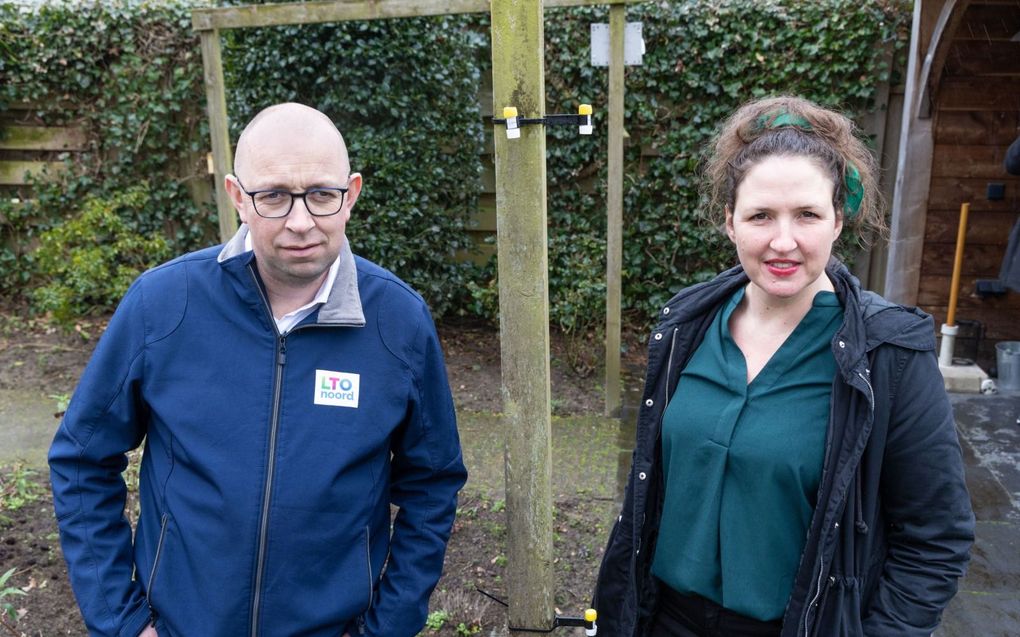 Onderzoeker Wietske Dohmen (r.) en kalverhouder Wim Brouwer in een tuin in Barneveld. beeld RD, Anton Dommertholt