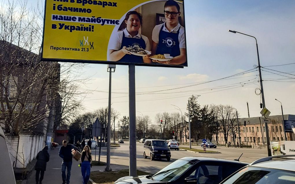 „Wij zijn in Brovary en zien onze toekomst in Oekraïne.” Ook in de oorlog gaat het werk onder jongeren met het syndroom van Down door, vertellen billboards in Brovary.   beeld familie Vasylenko