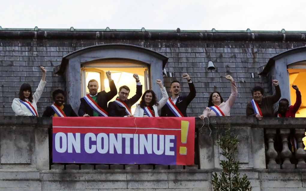 "Wij gaan door!" Spandoek van Franse parlementariërs van de linkse Nupes-coalitie bij hun kantoor in Parijs. beeld EPA, Teresa Suarez