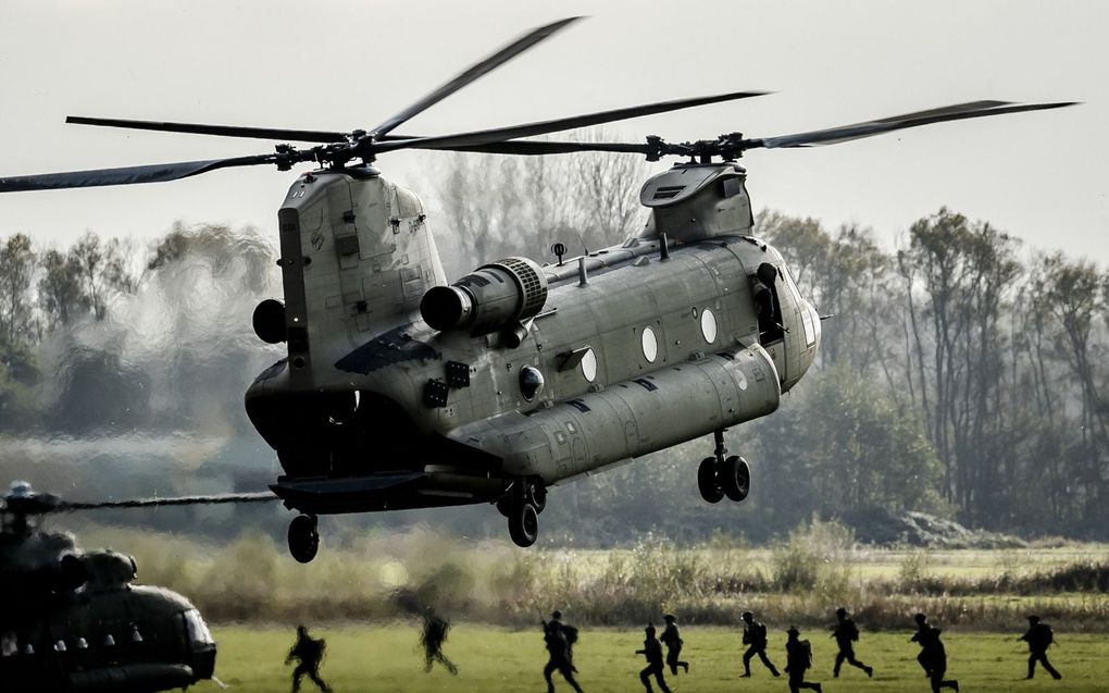 Militairen oefenen in grootschalige luchtlandingsoperaties bij Katwijk. Nieuwe officieren leren niet meer vechten, constateren Pieter Soldaat en Gijs Tuinman, onderzoekers aan het Nederlandse Defensieacademie. beeld ANP, Remko de Waal