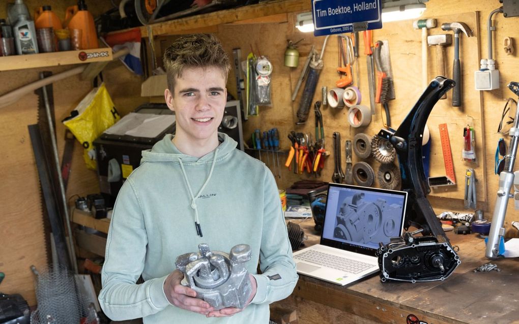 Tim van Ginkel met een deel van de motor die hij grotendeels zelf heeft gebouwd. beeld RD, Anton Dommerholt