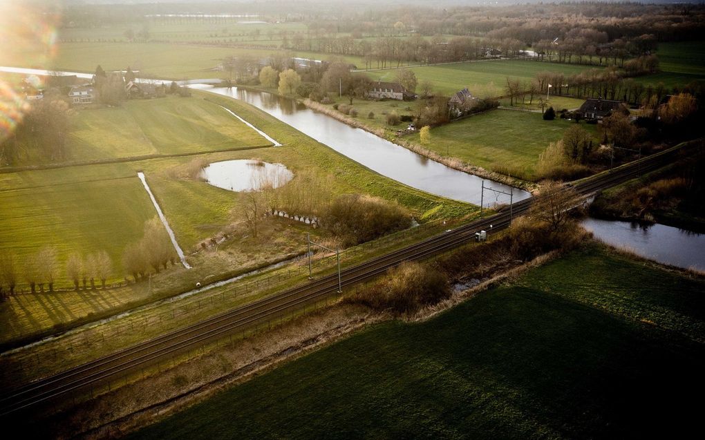 Een dronefoto van het spoortraject nabij het Brabantse Esch. Dassen hebben een gangenstelsel onder het spoor gegraven waardoor de rails dreigt te verzakken. Door het incident rijden er geen treinen tussen Eindhoven en Den Bosch. beeld ANP ROB ENGELAAR