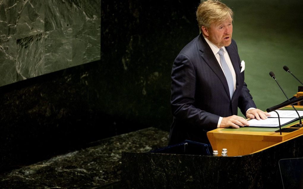 Koning Willem-Alexander woont de openingsceremonie van de VN Waterconferentie bij. beeld ANP, KOEN VAN WEEL